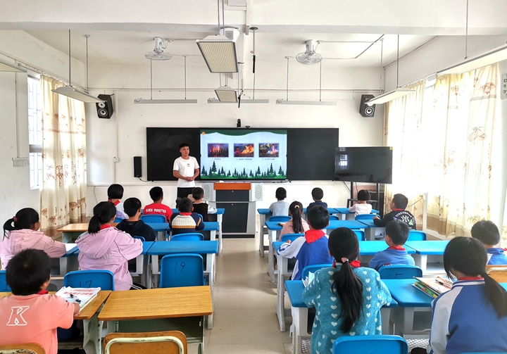洛阳镇中心学校开展森林防火主题班会.jpg
