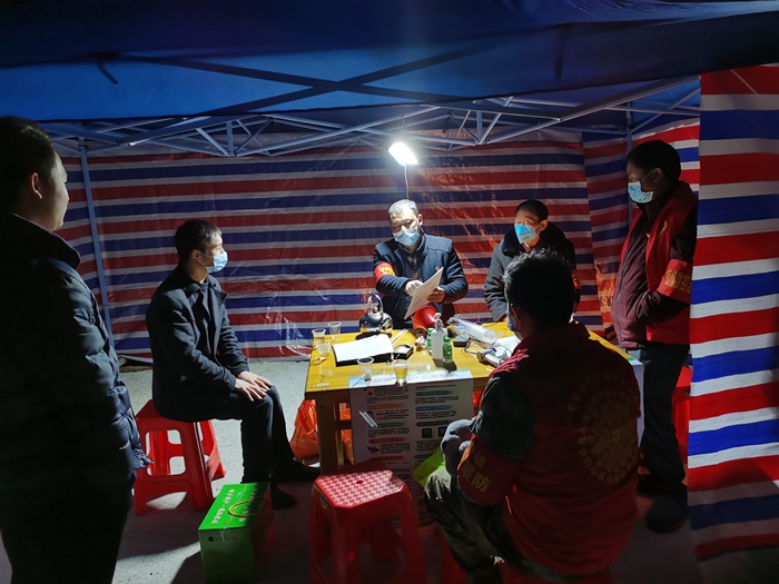 冯永成晚上到桂坑口卡点与值守人员一起值守（左二）.jpg