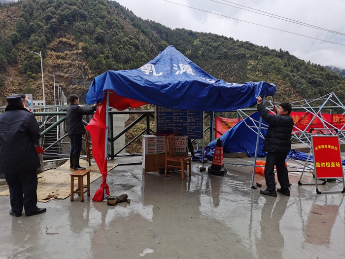 冯永成与干部搭建受风雨吹倒的帐篷（右二）.jpg