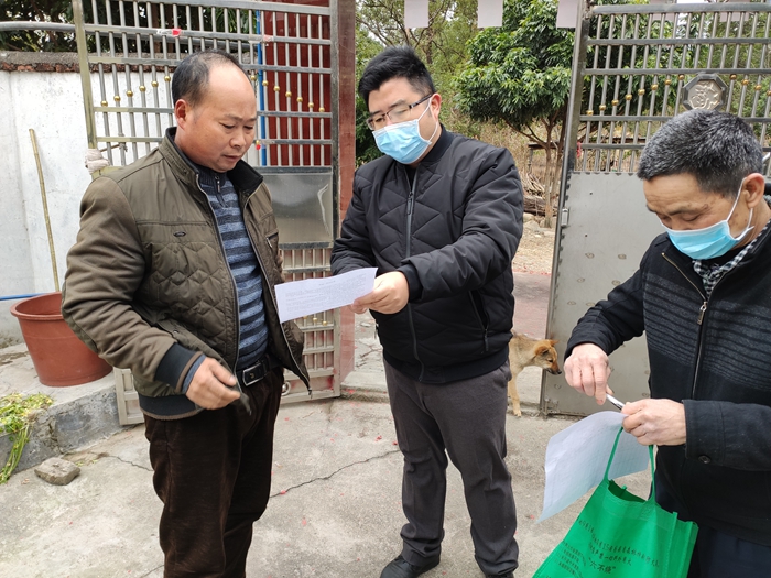 2发放宣传资料.jpg