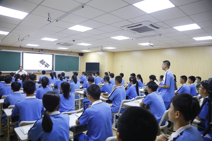 与学生互动.JPG
