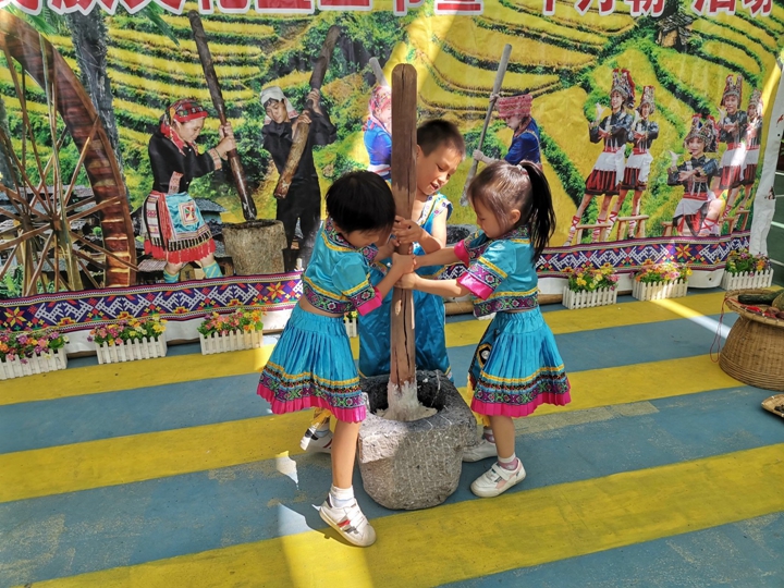 幼儿体验“舂糍粑”.jpg