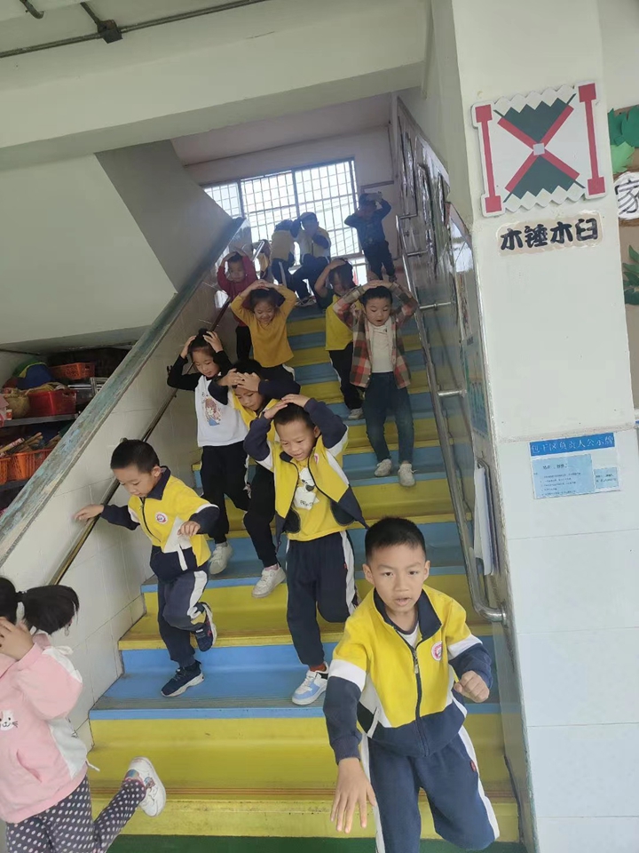 幼儿有序撤离到安全场所.jpg