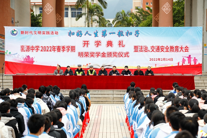 法治副校长深入校园上“法治教育课”.jpg