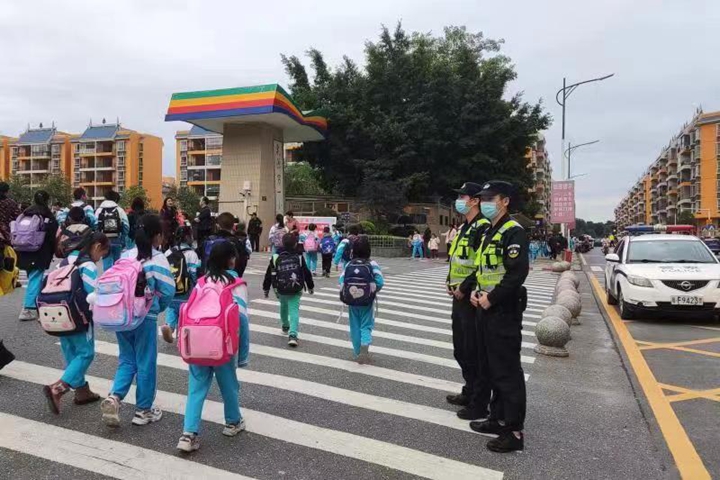 教师志愿者及警员共同维护校园周边交通安全.jpg
