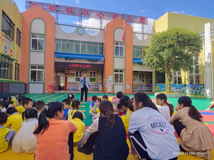 师生转移至运动场.jpg