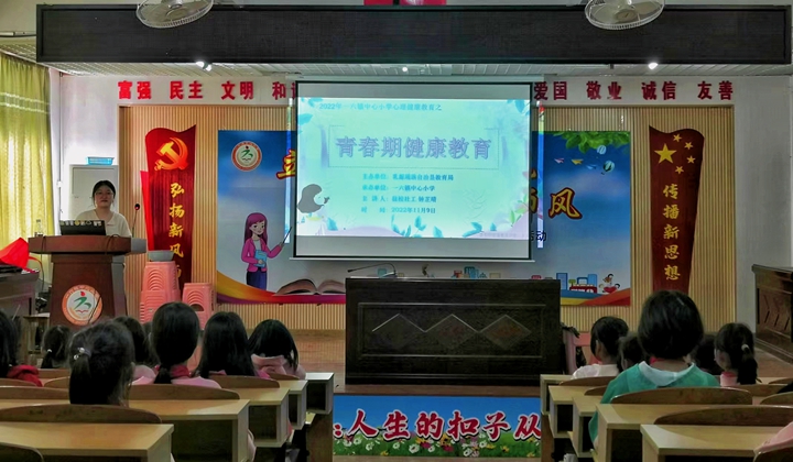 宣讲人为学生解疑答惑.jpg