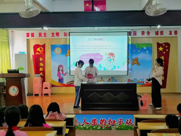 学生上台实践体验.jpg