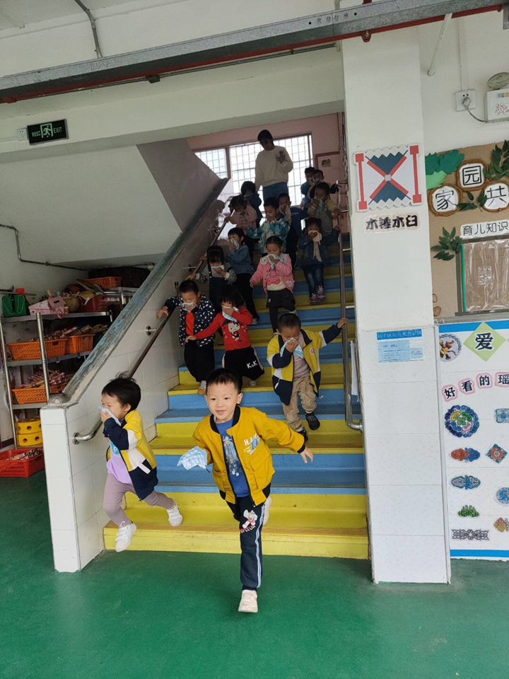 幼儿有序撤离.jpg