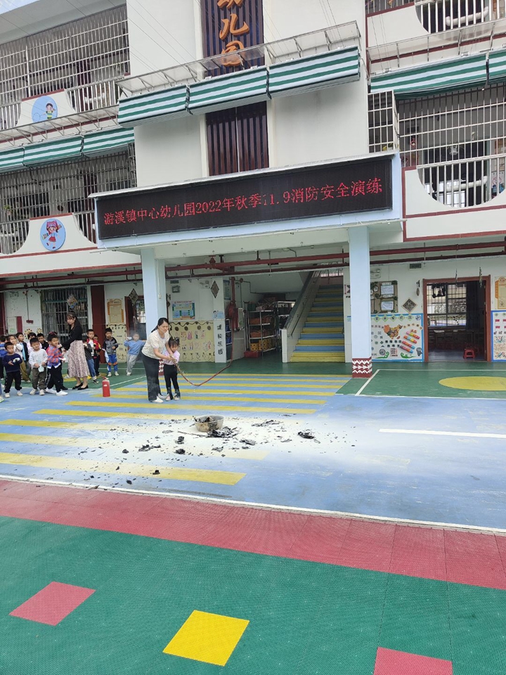 模拟场景：教师与幼儿灭火.jpg