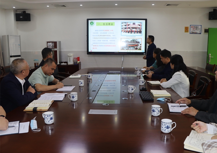 听取该校情况汇报.JPG
