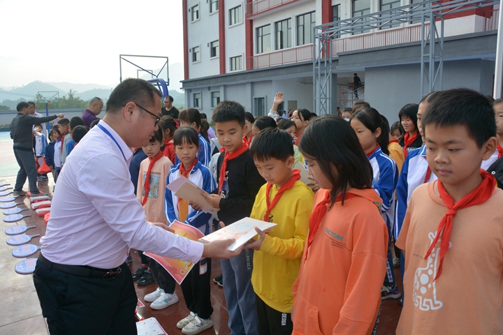 学校领导为优秀学生颁奖.JPG