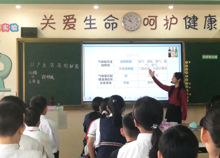 茶山镇第三小学何淑芳老师执教五年级科学《产生泡泡的秘密》.jpg