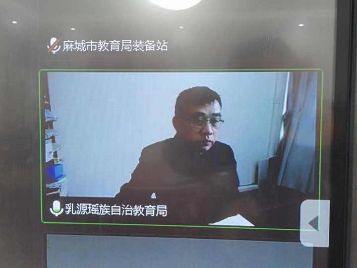 华晓雯作专题发言.jpg