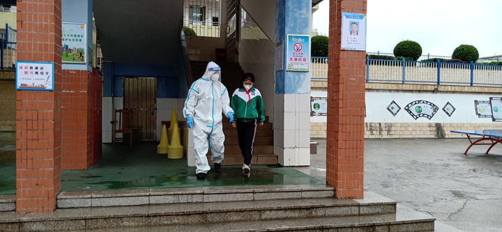 学校医务室工作者带离阳性学生前往隔离室.jpg