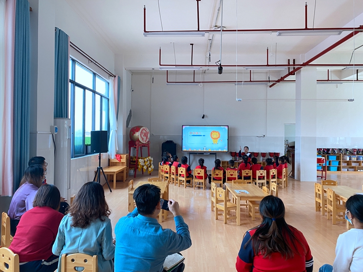 观摩幼儿园教学活动.jpeg