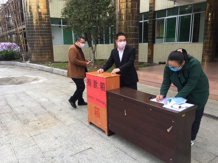 镇党委领导带头捐款.jpg