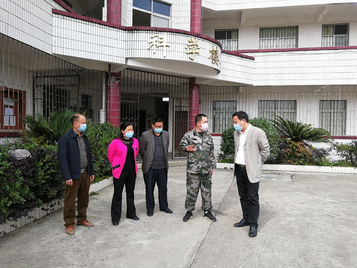 大布镇党委书记杨川毅、人大主席侯永娣到镇中心学校检查指导.jpg