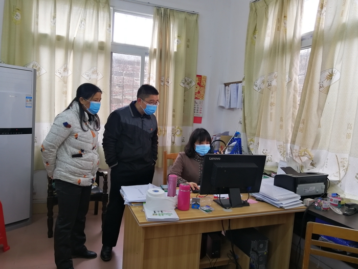 大布镇人大主席侯永娣、副书记卿笃雄查看教师开展线上教育情况.jpg