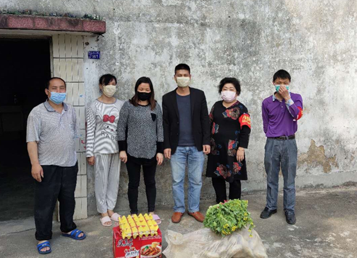 为留观人员送去生活物资.png