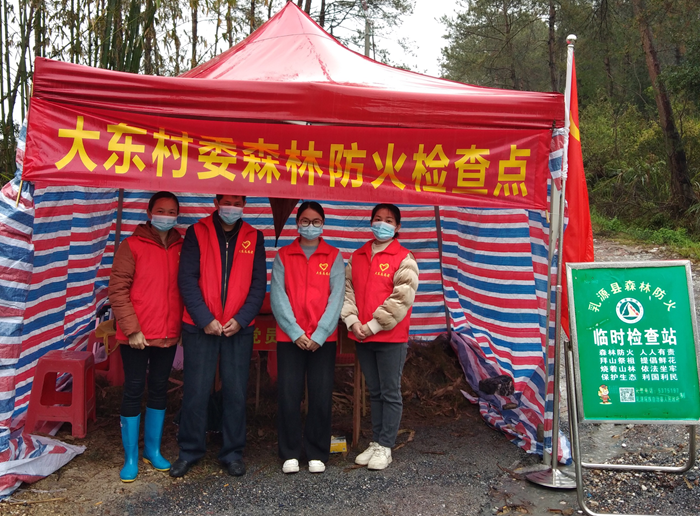 与巾帼志愿者一同值守检查点.png