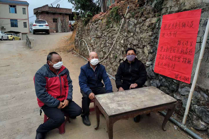 必背村委老支书邓才楼在值守卡点（中）.png