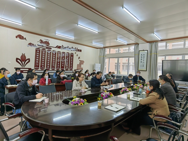 听取该校相关工作情况汇报.jpg