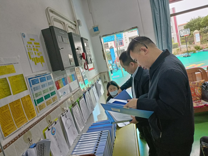 查阅台账资料.jpg