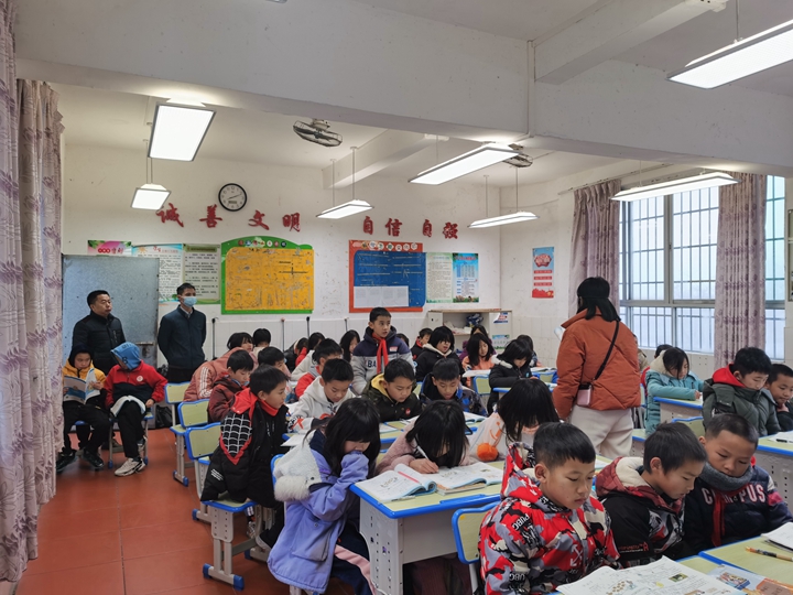 深入教室查看防寒保暖情况.jpg