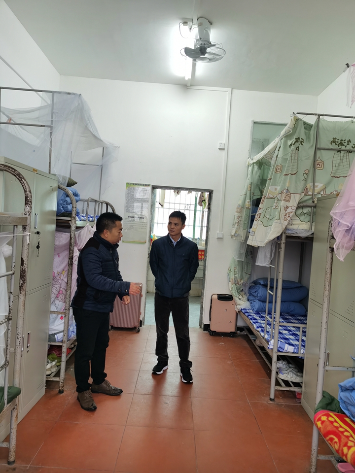 实地查看学生住宿防寒保暖情况.jpg