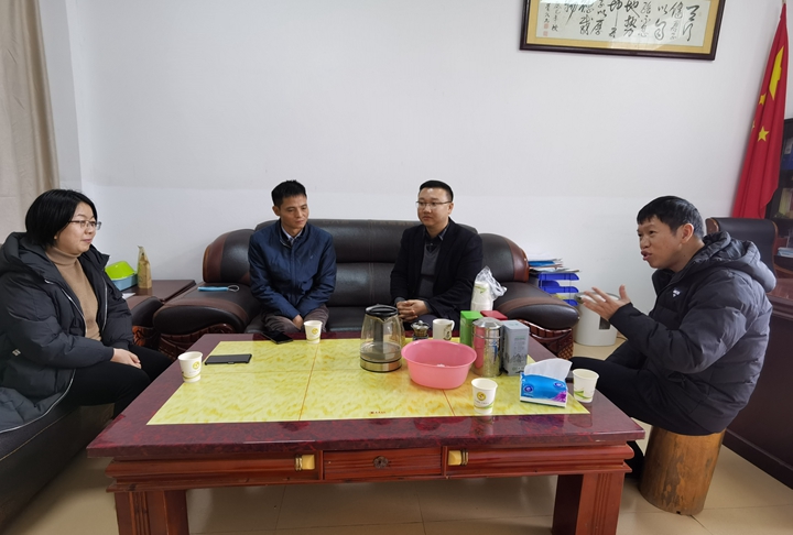 听取低温雨雪冰冻灾害 防范应对工作汇报.jpg