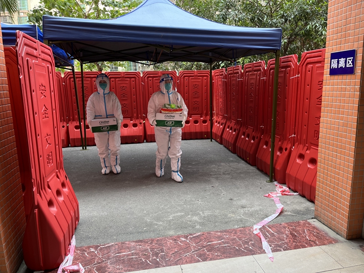 为居家隔离人员送生活物资.jpg