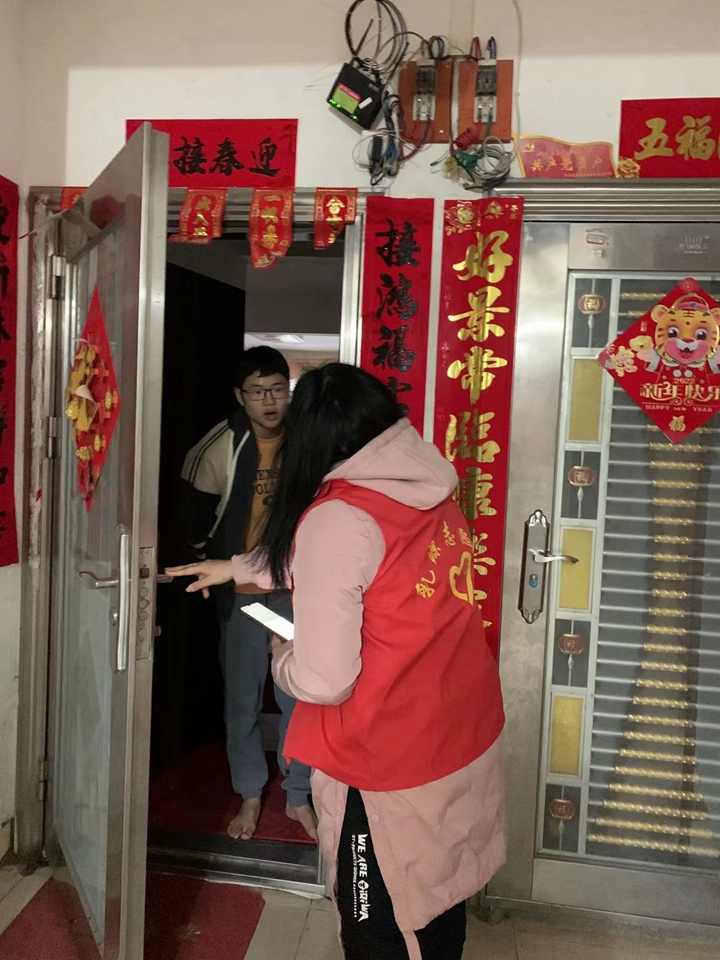 县教育局党员志愿者动员居民做核酸检测.jpg