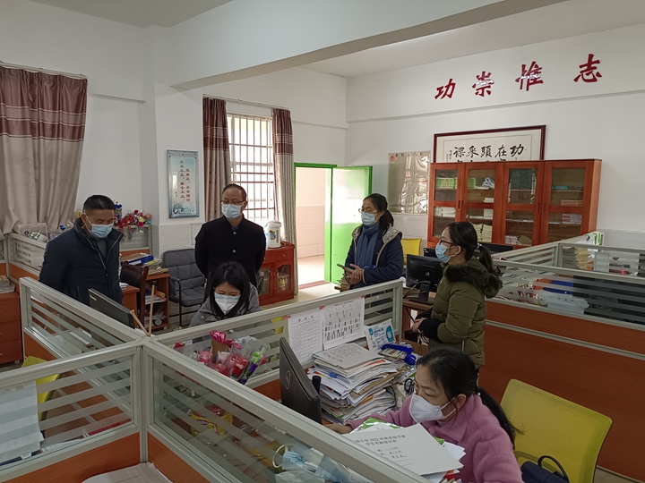 县教育局有关负责同志到金禧小学检查指导线上教学工作.jpg