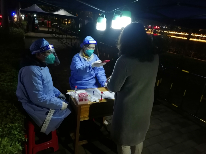 志愿者协助核酸采样工作.jpg