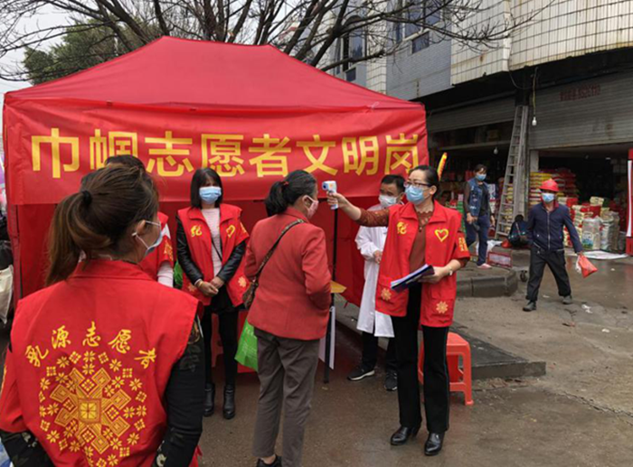为进入市场的群众测量体温.png