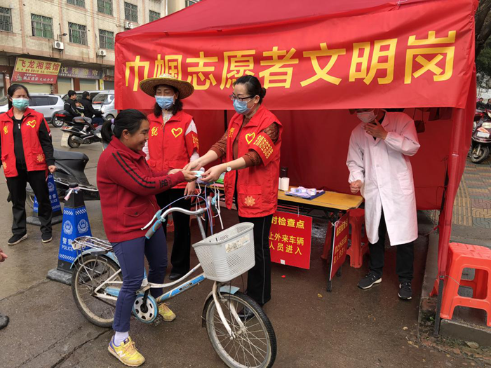 为没有佩戴口罩的群众发放口罩.png
