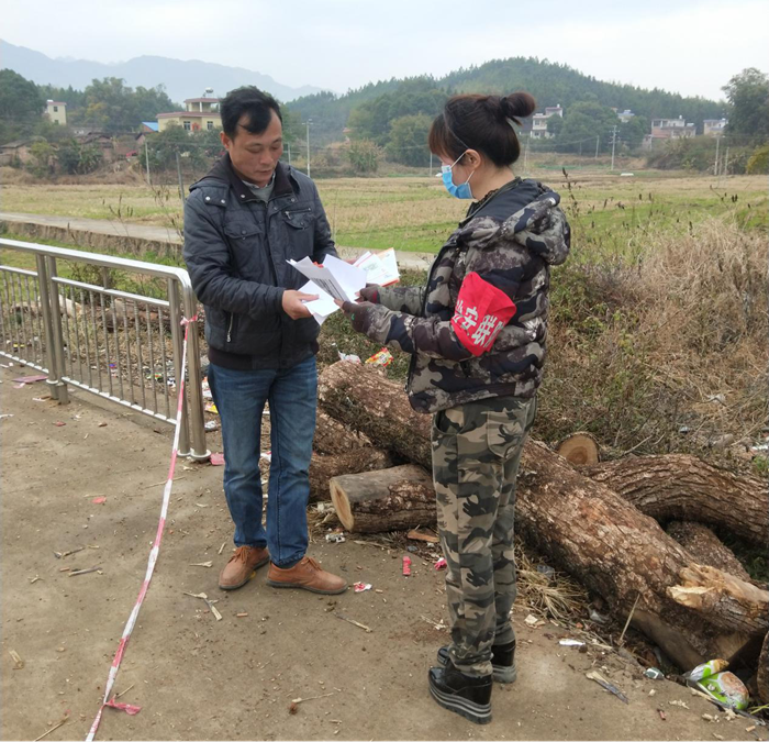 向村民派发防疫宣传单张.png