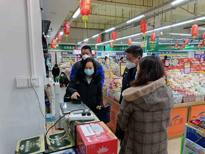 检查人员在超市进行检查。摄影者：江建兵.jpg