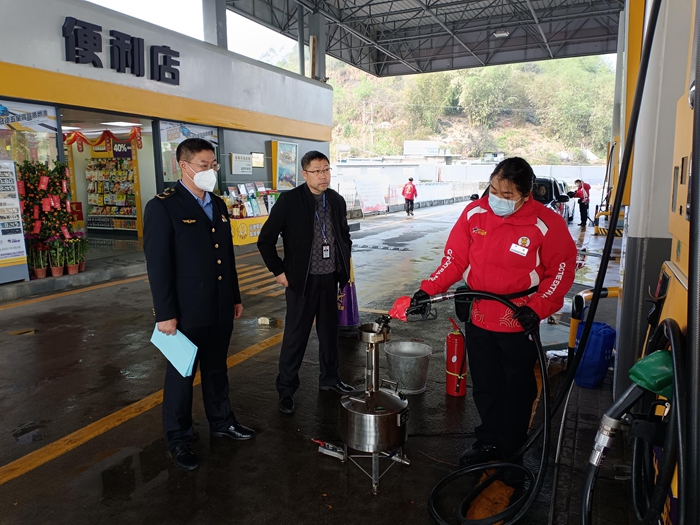 检查人员在加油站检查。摄影者：江建兵.jpg