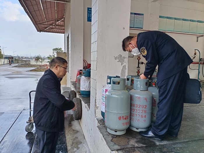 检查人员在液化气站检查。摄影者：江建兵.jpg