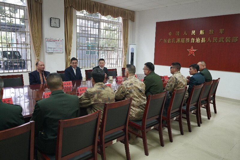 县委书记陈大川慰问武装部.JPG