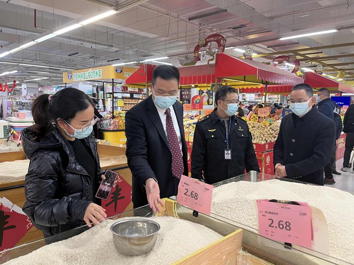 陈小可在检查大米。摄影者：陈诗诗.jpg