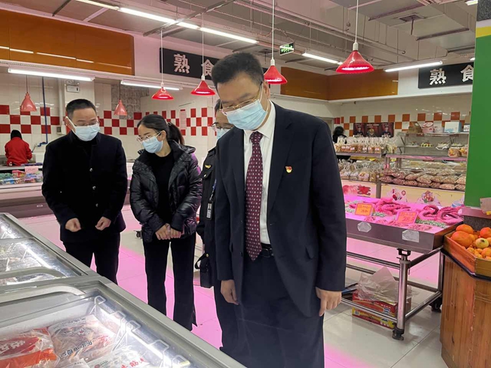 陈小可在检查冷冻食品。摄影者：陈诗诗.jpg