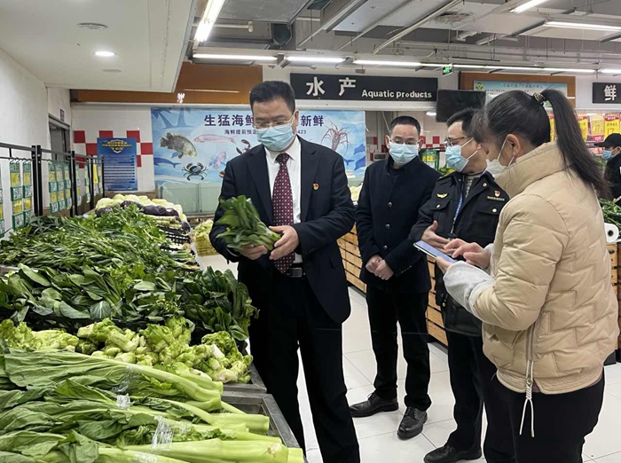 陈小可在检查蔬菜。摄影者：陈诗诗.jpg