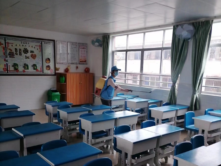 对校园进行全方位消杀.jpg