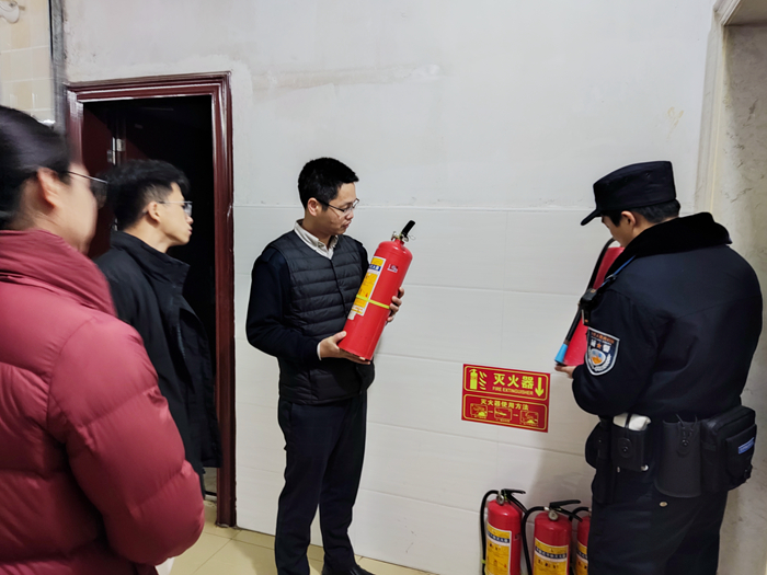 游溪镇检查小组到饭店检查消防安全.jpg