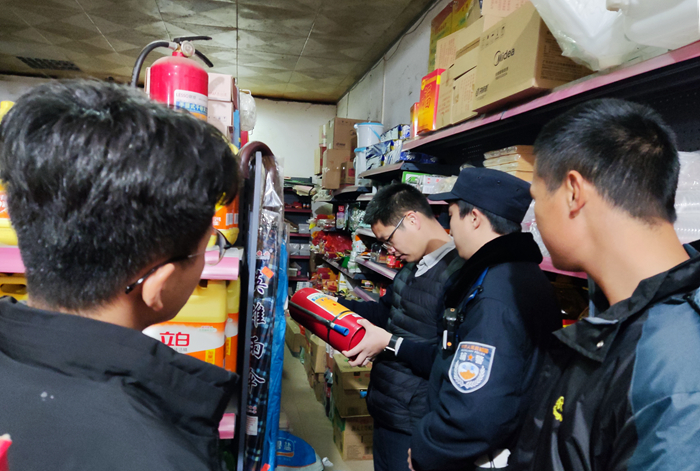 游溪镇检查小组到商店检查消防安全.jpg
