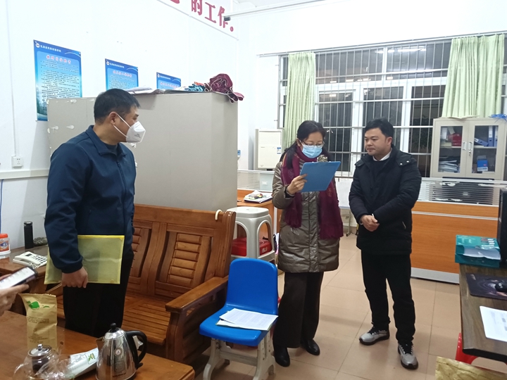 深入学校检查指导工作.jpg