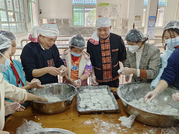 省级非遗传承人赵才付带领学生制作糍粑.jpg